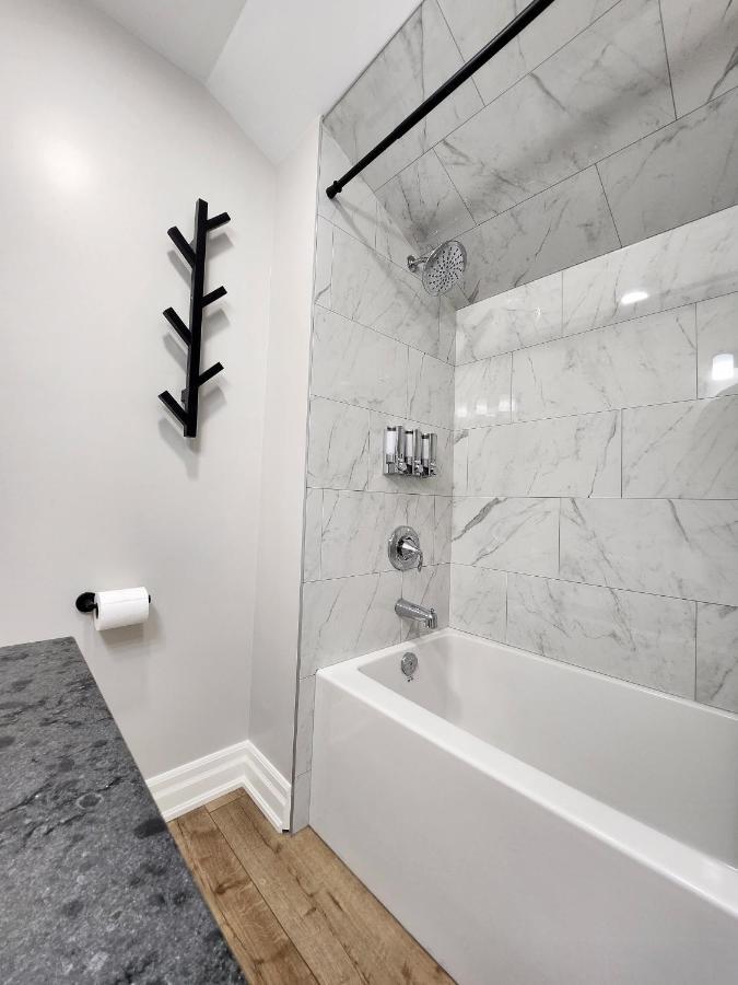 The Cozy Cove Modern King-Bedroom Full Apartment Sainte-Catherine Zewnętrze zdjęcie