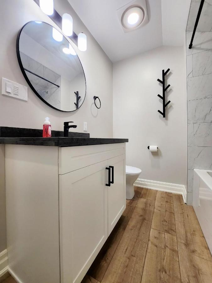 The Cozy Cove Modern King-Bedroom Full Apartment Sainte-Catherine Zewnętrze zdjęcie