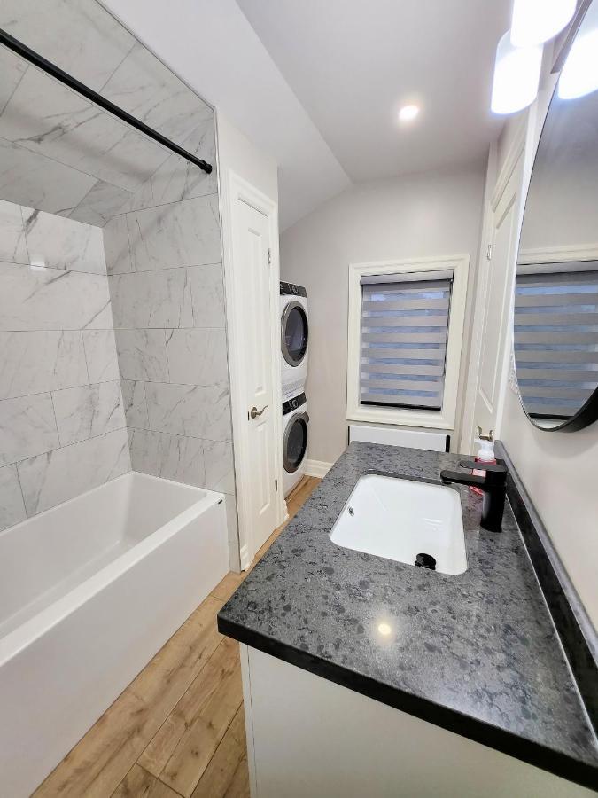 The Cozy Cove Modern King-Bedroom Full Apartment Sainte-Catherine Zewnętrze zdjęcie